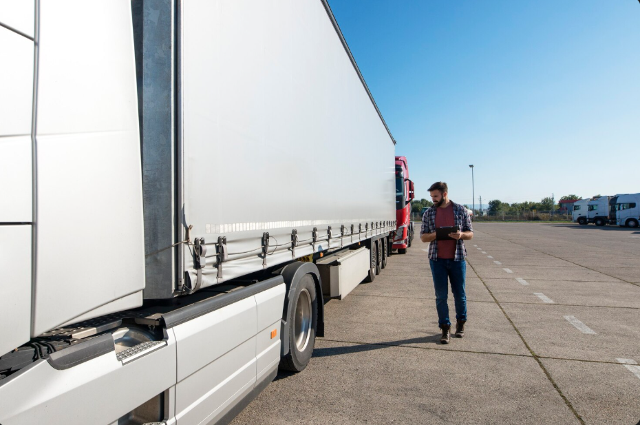 Шторный полуприцеп: особенности конструкции, преимущества и сфера применения